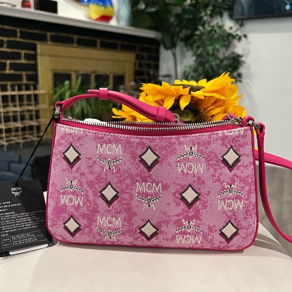 ONE DAY SALE✨

FINAL SALE✨MCM monogram jacquard are mini shoulder bag ❤️ - Picture 4 of 8